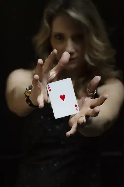 Les mains devenues célèbres d'Alexandra Duvivier, qui tiennt l'as de coeur