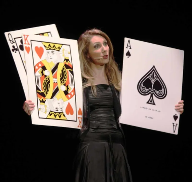 Portrait d'Alexandra Duvivier avec de gigantesques cartes dans les bras