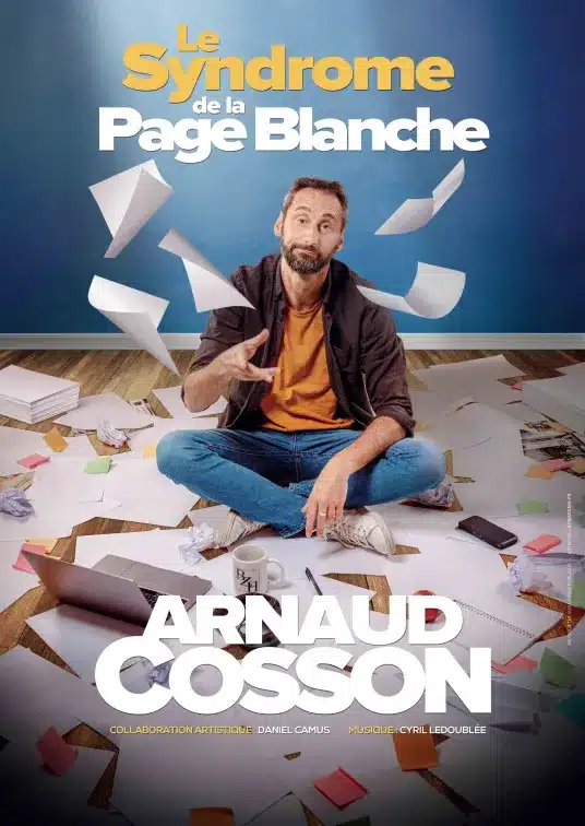 Affiche de "Le syndrôme de la page blanche" avec Arnaud cosson assis en tailleur sur un plancher couvert de feuilles blanches dont certaines volent toujours en l'air