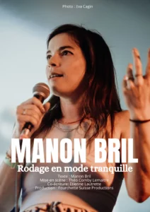 Photo de Manon Bril au micro visage neutre