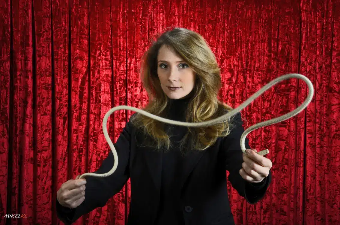 Alexandra Duvivier, portrait de la blonde magicienne, une corde volant entre les mains, regard mytérieux