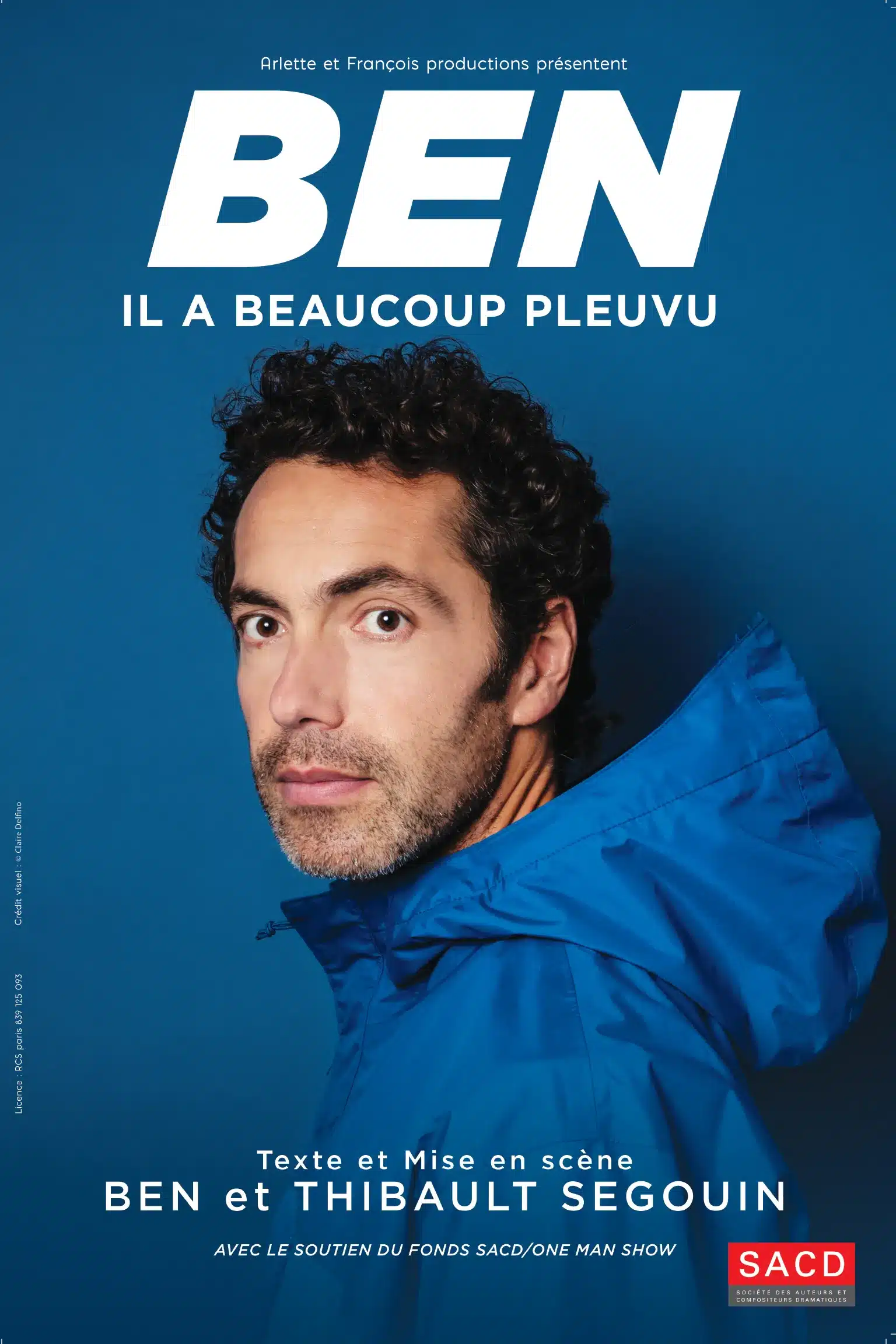 Affiche de ben pour son spectacle "il a beaucoup pleuvu". Portrait de profil en kway bleu