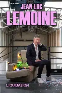 Affiche de "Liquidation" avec Jean-Luc Lemoine. Lui assis sur un canapé dans un grand loft