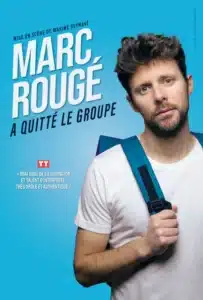 Affiche de "Marc Rougé a quitté le groupe". Lui même sur fond bleu, en tee-shirt blanc, un cartable bleu dans le dos