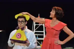 Lola joue avec le combiné du télé"phone jaune, elle le mets sur la tête de son complice, assis, qui tient le l'appareil tout aussi jaune .. La voila la voix de Lola