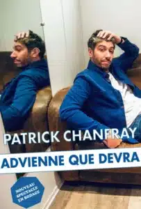 Nouvelle affiche de Patrick Chanfray dans Advienne que devra. Il est assis dans un canapé, dans une loge, la main droite sur la tête,