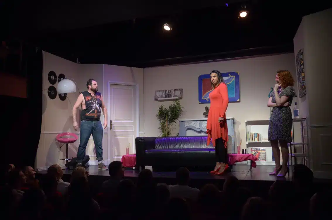 Image de scène pour "Les hommes sont des femmes comme les autres" un homme deux femmes face à face
