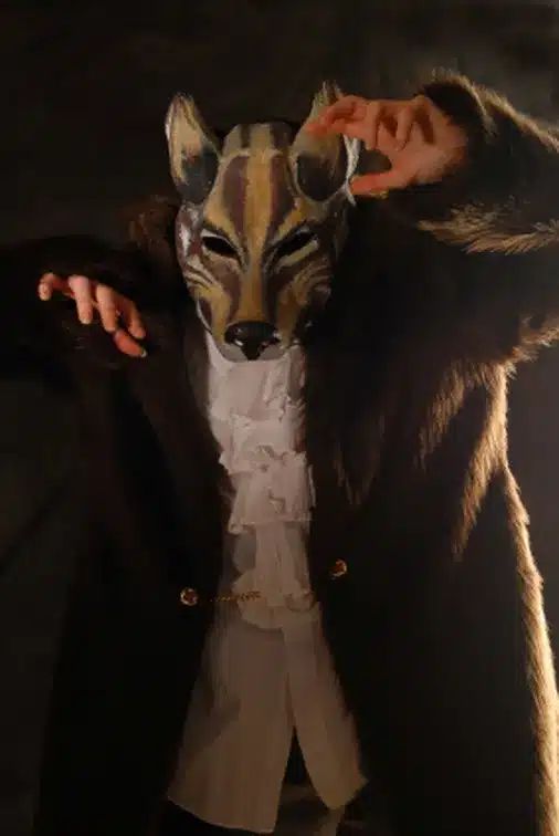 Photo du loup dans le spectacle "Le Petit Chaperon voit rouge"