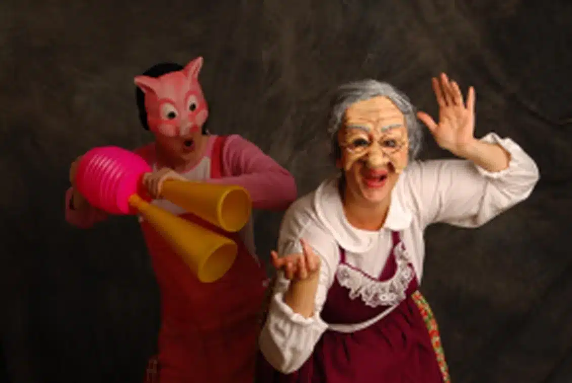 Photo du loup et de la grand mère dans le spectacle "Le Petit Chaperon voit rouge"