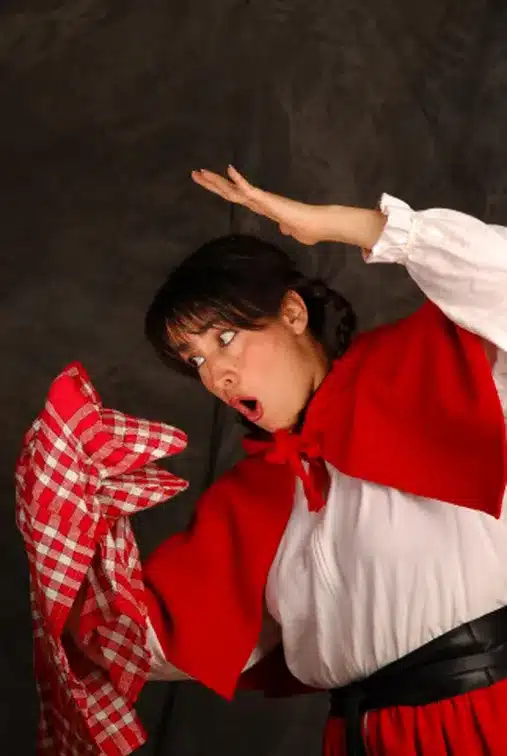 Photo du Chaperon Rouge dans le spectacle "Le Petit Chaperon voit rouge"