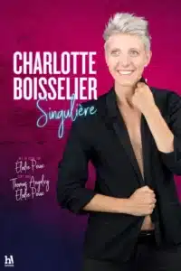 Affiche de "Singulière", spectacle de Charlotte Boisselier. Avec elle même en veste noire, debout, les yeux vers le ciel