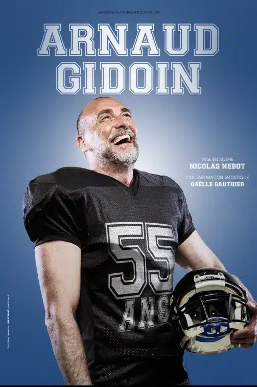 Affiche de "55 ans" avec Arnaud Gidoin. Une photo de lui rigolard en costume de footbaleur américain, bleu, marqué "55" bien sûr ..