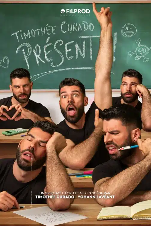 Affiche de "Présent" avec Timothée Curado. Une photo de classe pleinr de trentenaires en tee shirt boir. Timothée lève le doigt, le bras et même l'épaule !