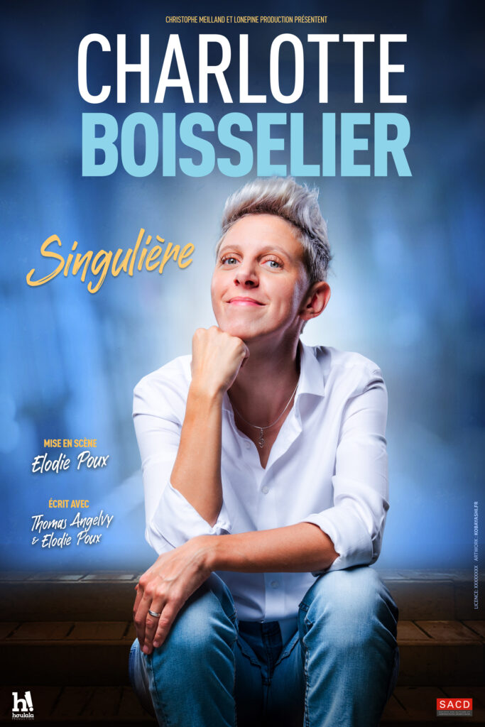 Affiche de "Singulière", spectacle de Charlotte Boisselier. Avec elle même en chemise blanche, assise, les yeux vers nous