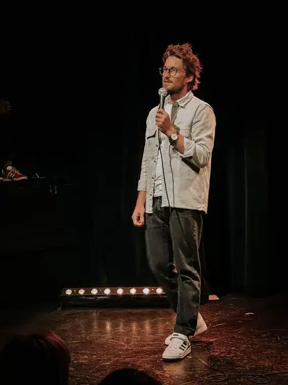 Jeremy Charbonnel sur scène, un micro à la main