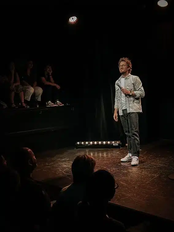 Jeremy Charbonnel sur scène, un micro à la main