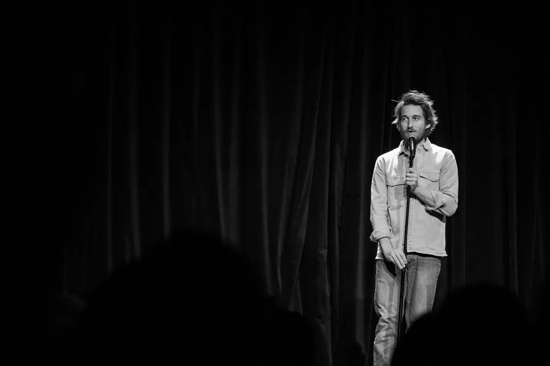 Jeremy Charbonnel sur scène, un micro à la main