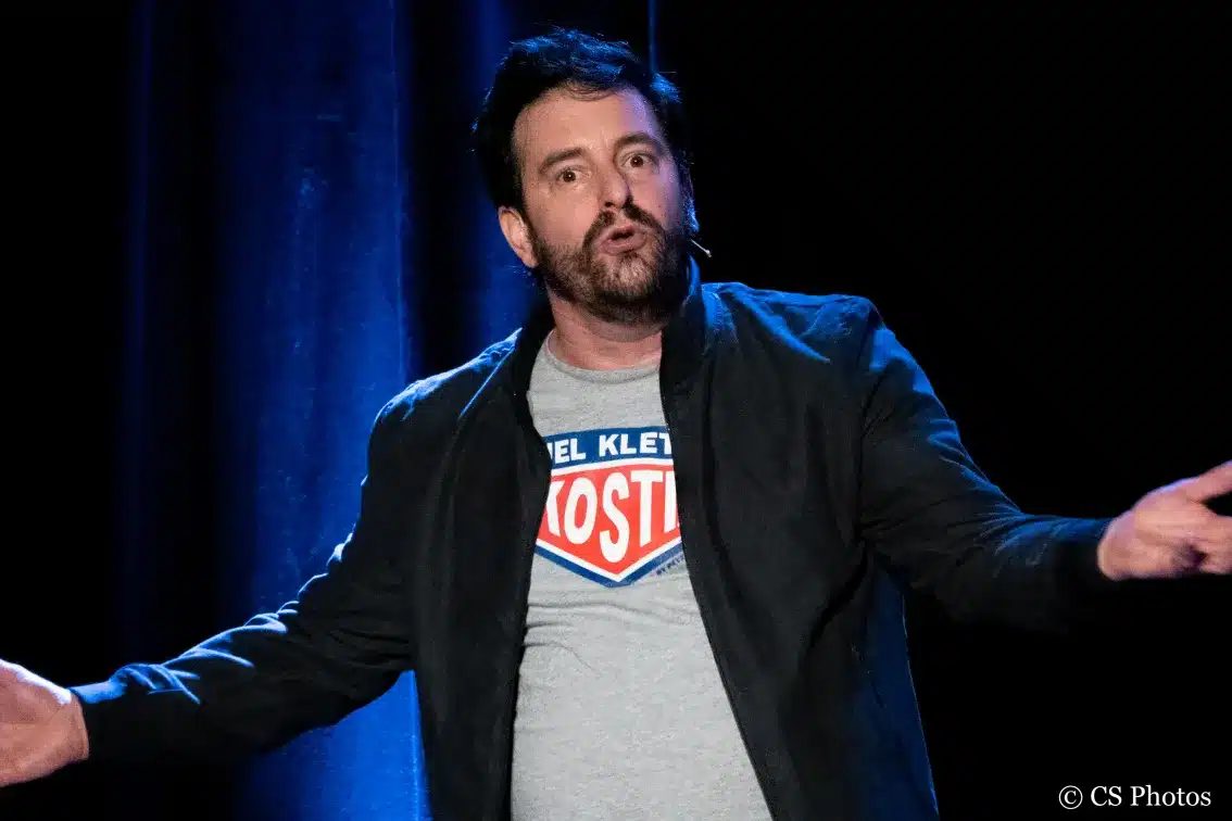 Portrait de Kostia très sérieux, en veste sport et tee-shirt gris marqué "Kostia"