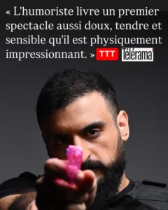 Umut un bonbon rose à la main