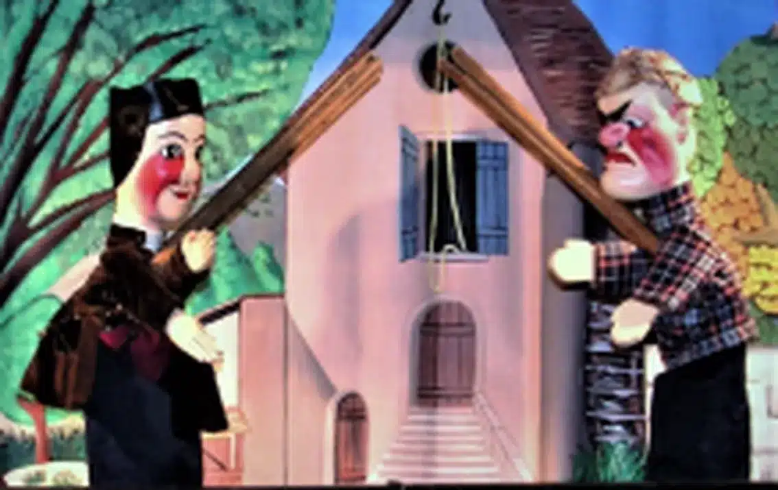 Guignol et son ours, photo des marionnettes en pleine bagarre