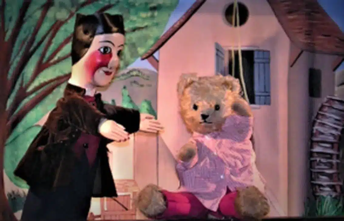 Guignol et son ours, photo des marionnettes en grande discussion