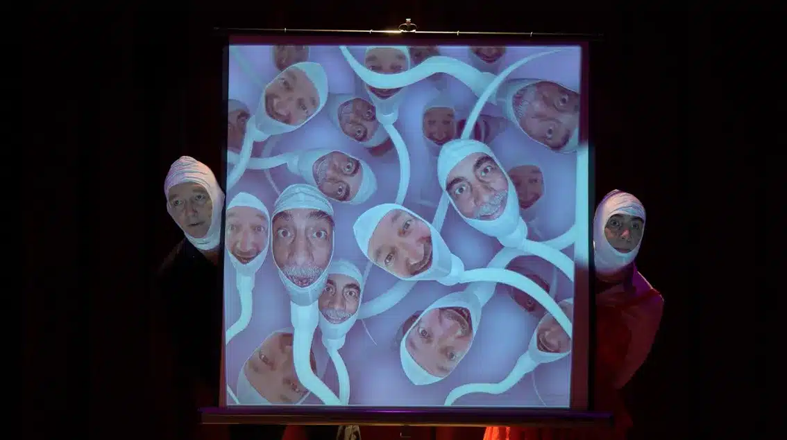 Nos deux spermatozoides tiennent une photos de famille de tous les autres spermatozoides .. tous identiques
