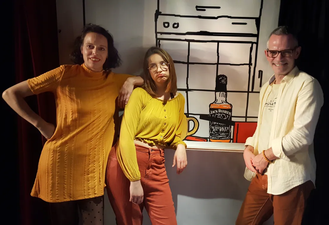 Photo de scène "Ado un jour, à dos toujours" deux femmes et un homme qui posent en portrait devant le comptoir d'un bar