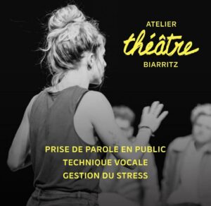Photo d'un cours de théâtre avec Camille Hugues de dos, et des adultes en face d'elle