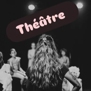 Photo d'un cours de théâtre avec Camille Hugues de dos, et des enfants partout en face d'elle