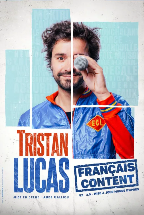 Portrait de Tristan Lucas pour son spectacle "Français content". En survet brillant rouge et bleu, un micro à hauteur des yeux, il sourit.