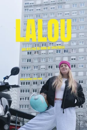Affiche de Lalou BT : photo d'elle même, debout près de son scooter, devant une barre d'immeuble