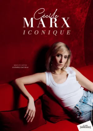 Cécile Marx décontractée sur un canapé