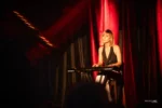 Cécile Marx au piano, tête levée