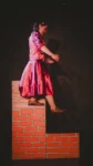 Photo debout sur un mur de brique