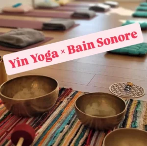 Photo d'une salle de Yin Yoga au Bij Studio, des tapis au sol, avec des bols tibétains sonores, et des coussins