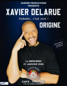 XAvier Delarue souriant un doigt sur la tête