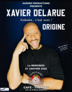 XAvier Delarue souriant un doigt sur la tête