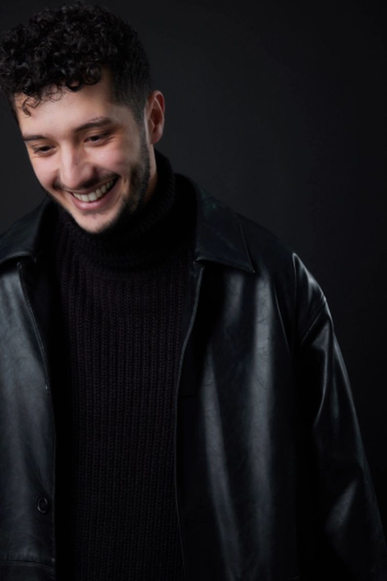 Portrait d'Elies Zoghlami souriant en blouson noir