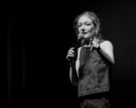 Photo de Anne Cahen dans "Moment de qualité", souriante, parlant au public