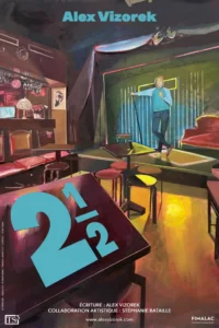 Affiche pour le spectacle d'Alex Vizorek : lui même, debout sur scène et au micro dans un décor de café théâtre