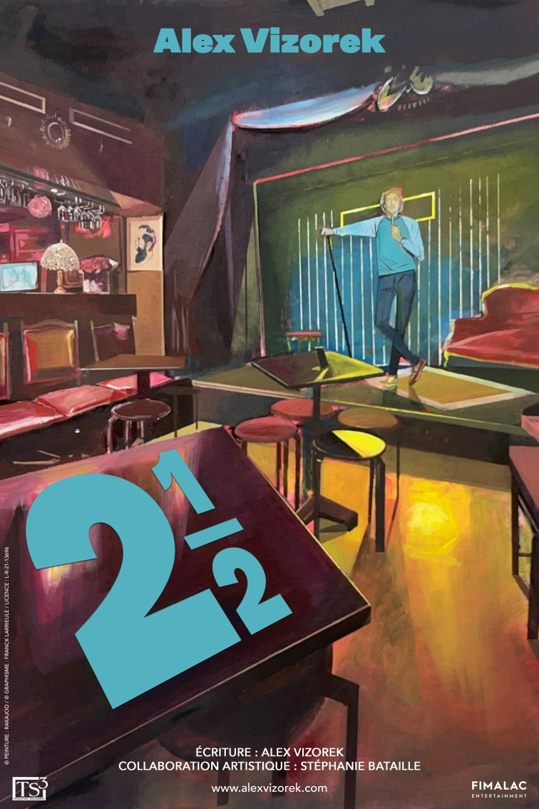 Affiche pour le spectacle d'Alex Vizorek : lui même, debout sur scène et au micro dans un décor de café théâtre