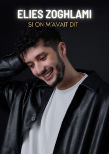 Affiche pour Elies Zoghlami pour son spectacle "Si on m'avait dit". Portrait de trois quart, il à la main gauche derrière la tête et un sourire simple et direct