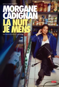 Affiche de Morgane Cadignan dans "La nuit je mens". Elle est assise par terre dans une épicerie de nuit, le micro près d'elle, souriante, amusée