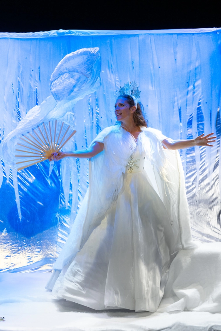 Image de l'hiver, une actrice en robe blanche un éventail à la main