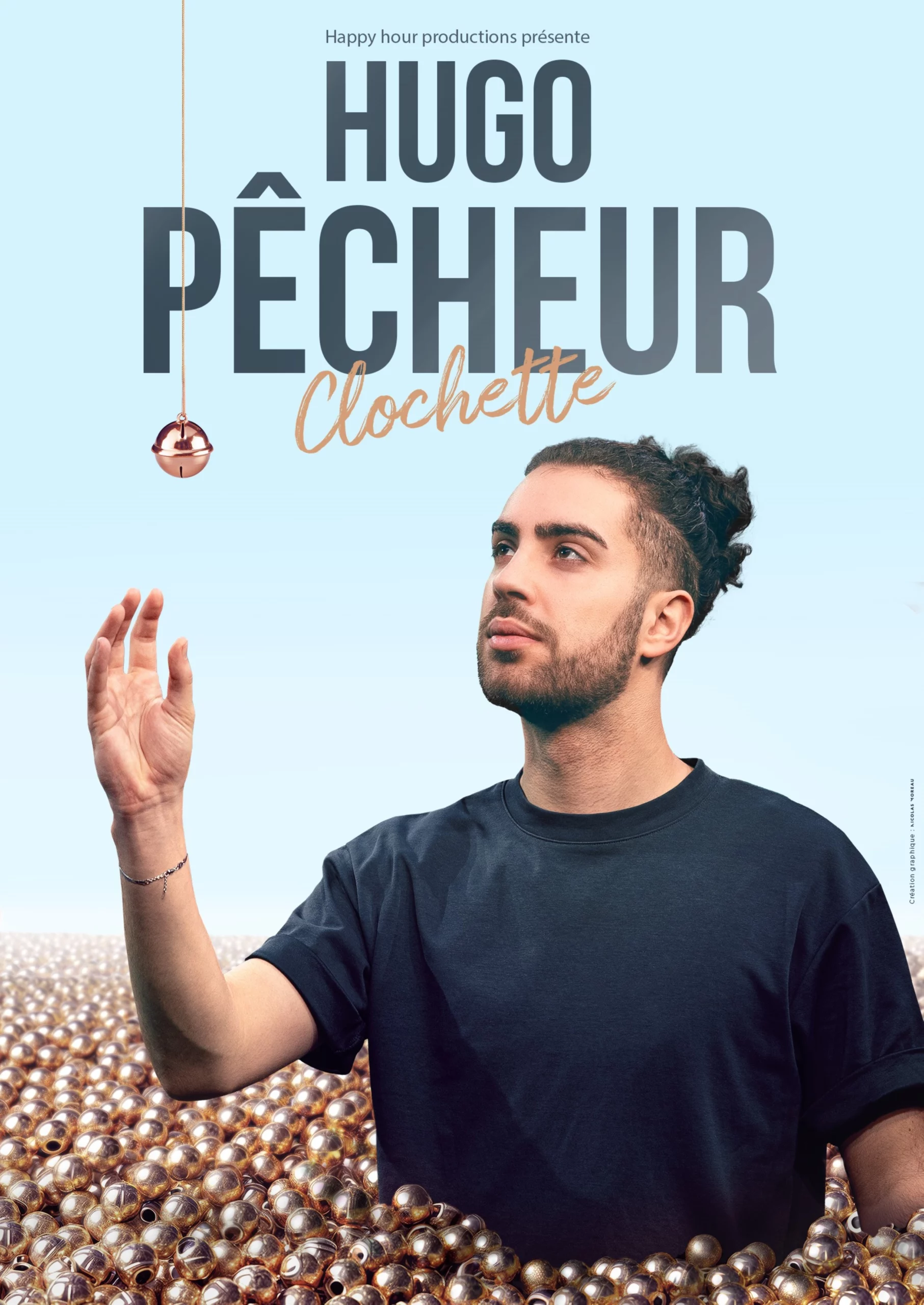Affiche de Clochette, avec Hugo pêcheur. Une photo portrait, il est dans un océan de cochettes jusqu'à la taille, il tend la main vers une dernière clochette encore accrochée à son fil