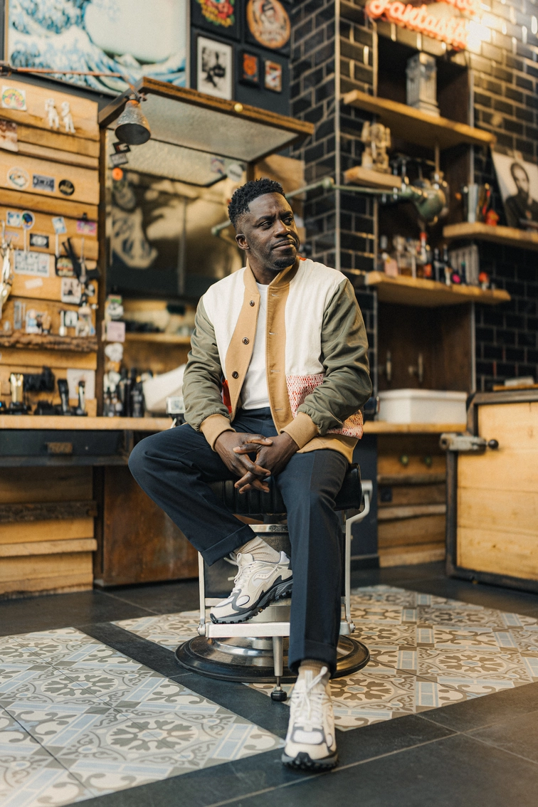 Portrait de Kody assis et détendu, chez un coiffeur