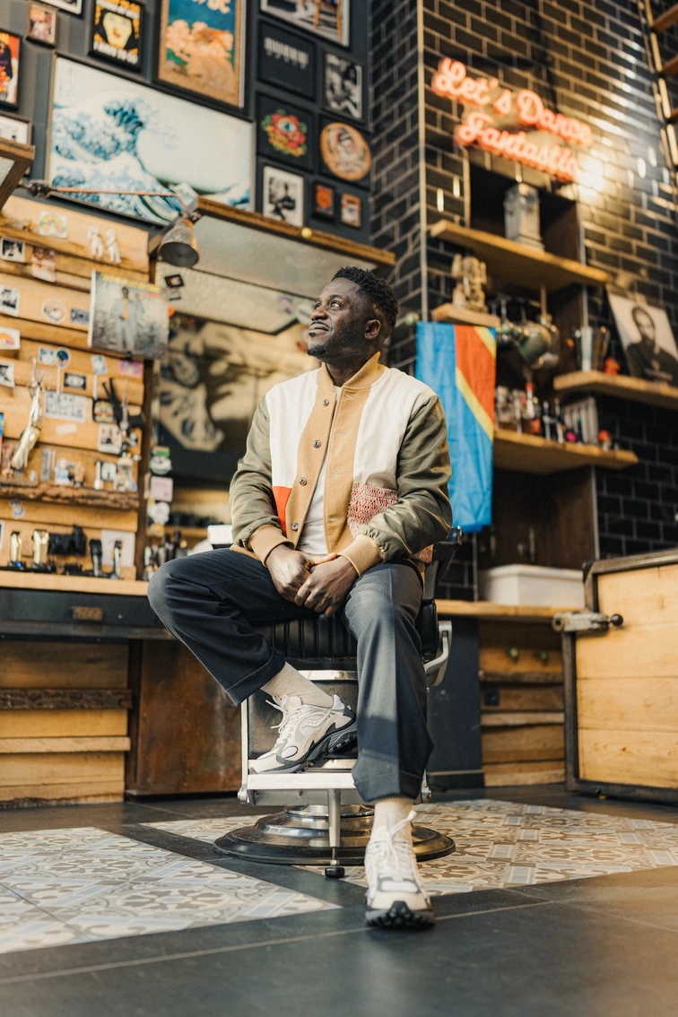 Portrait de Kody assis tête tournée vers le haut, chez un coiffeur