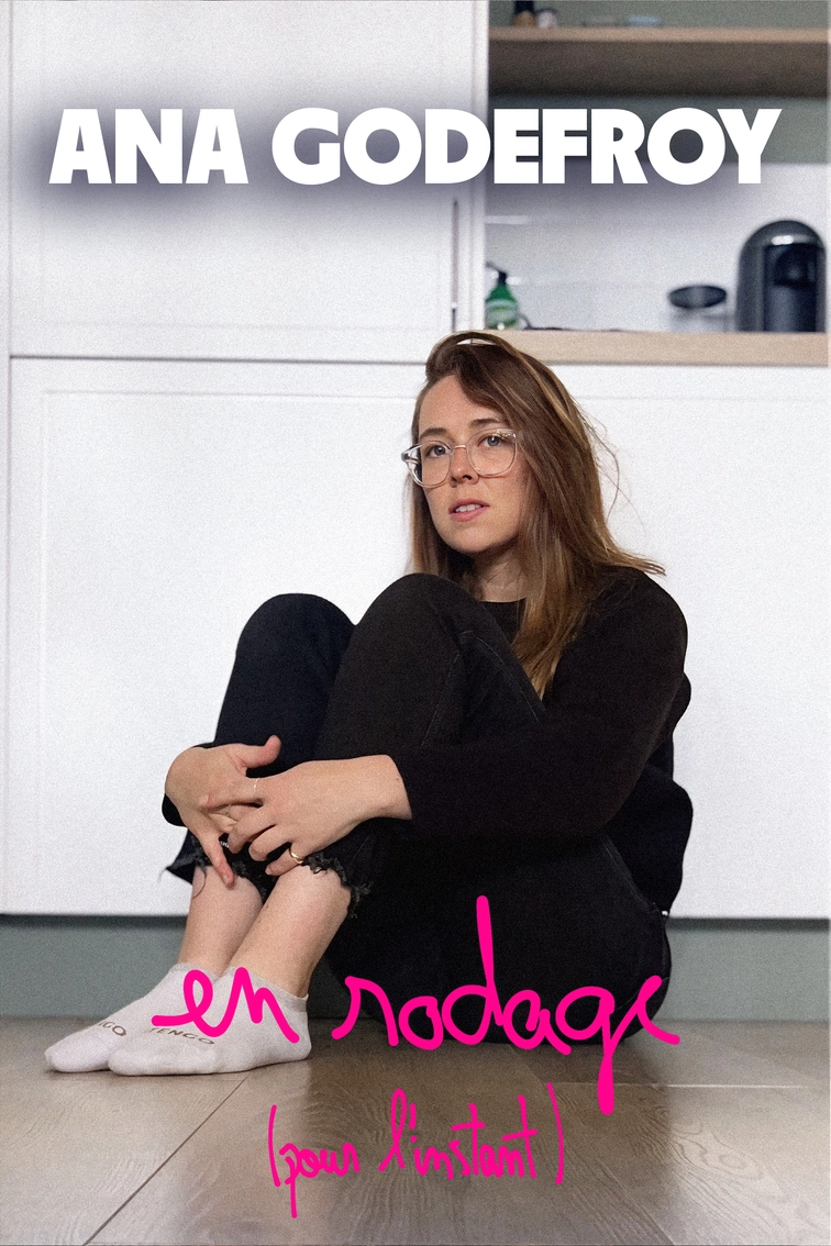 Affiche de "En rodage" one woman show de Ana Godefroy. Portrait photo d'elle, de profil, assise devant un mur balnc, mains autour des genoux