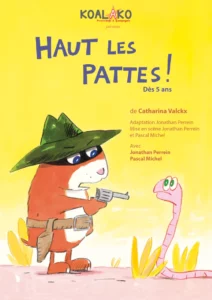 Affiche de haut les pattes, un dessin sur fond jaune soleil avec un hamster masqué qui braque un serpent rose inquiet