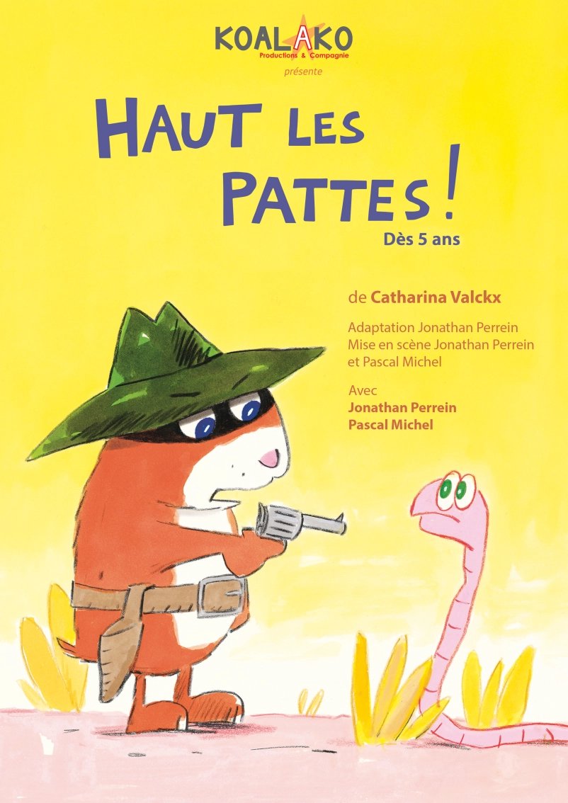 Affiche de haut les pattes, un dessin sur fond jaune soleil avec un hamster masqué qui braque un serpent rose inquiet
